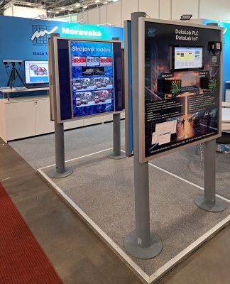 Panely v �ele v�stavn�ho st�nku